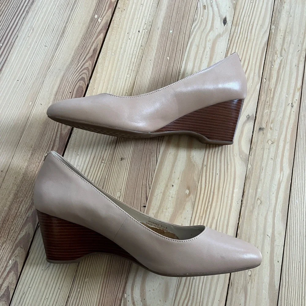Cole Haan Go-To‎ Wedge Beige Leather Almond Toe Pumps W20462 Womens 8.5 Preppy